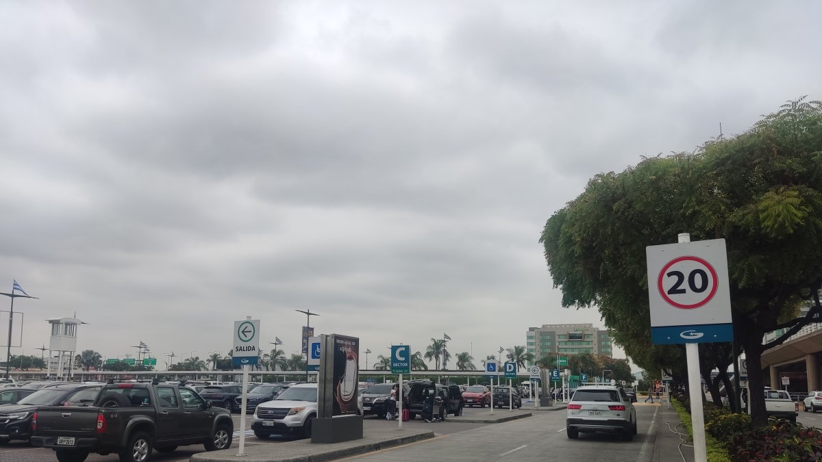 El parqueo del aeropuerto de Guayaquil tiene capacidad para 1.100 vehículos. La tarifa por hora o fracción es de 1,40 dólares.