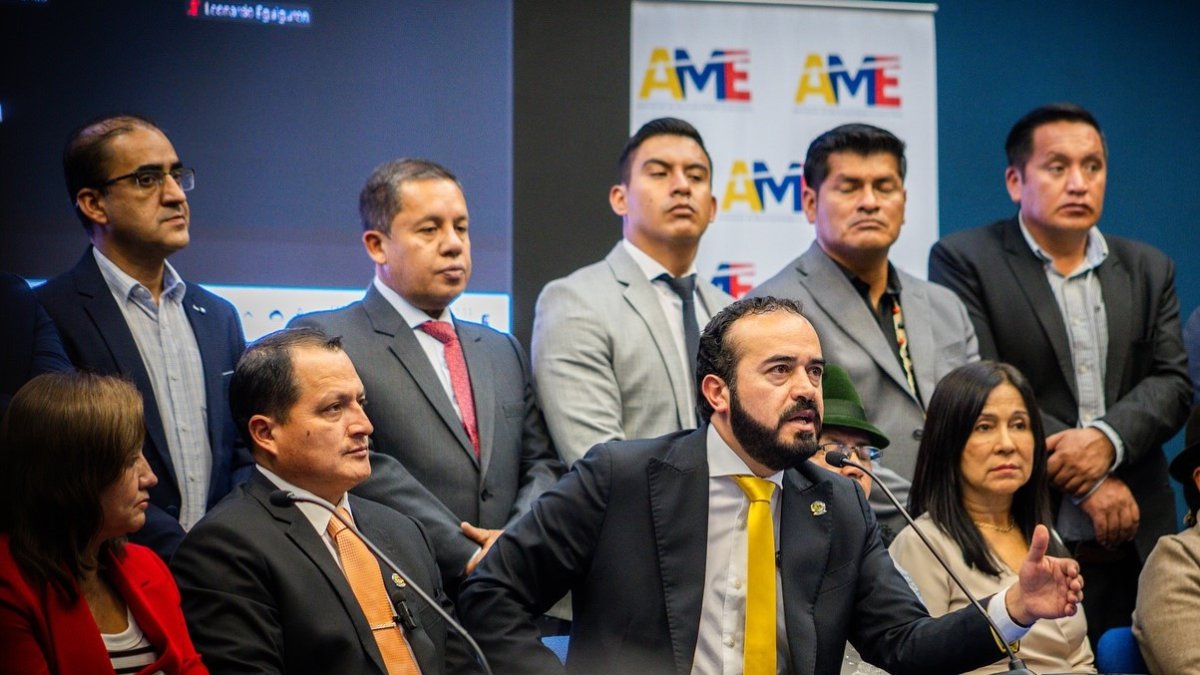 La AME, presidida por Patricio Maldonado, convocó a elecciones de sus autoridades, después de que el alcalde de Santa Clara, en Pastaza, hizo un llamado para una asamblea extraordinaria.