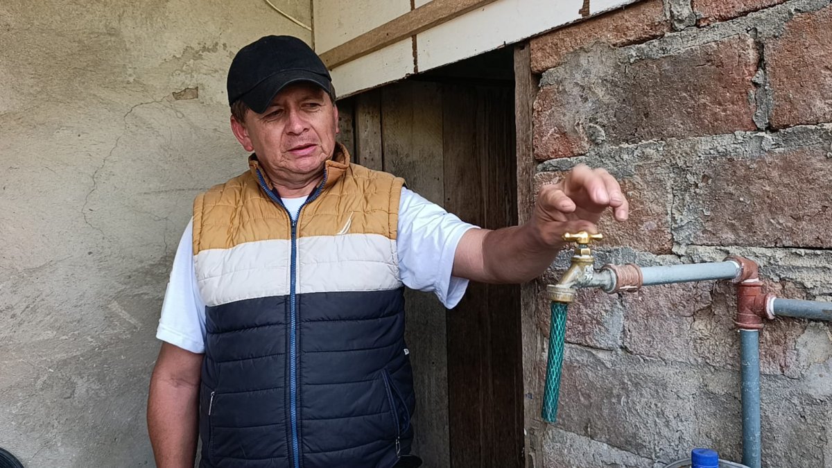 Vecinos del barrio Chamanal esperan desde tempranas horas la llegada de tanqueros con agua potable.