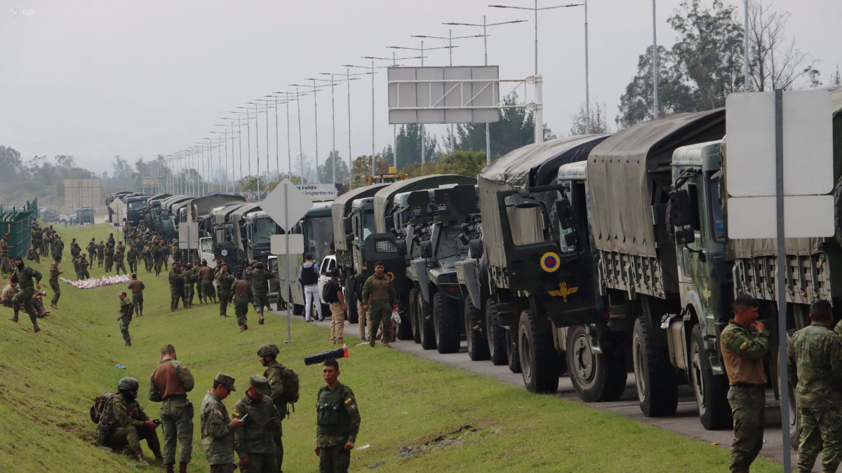 El convoy humanitario, escoltado por militares, avanza hacia Ibarra en medio de las manifestaciones