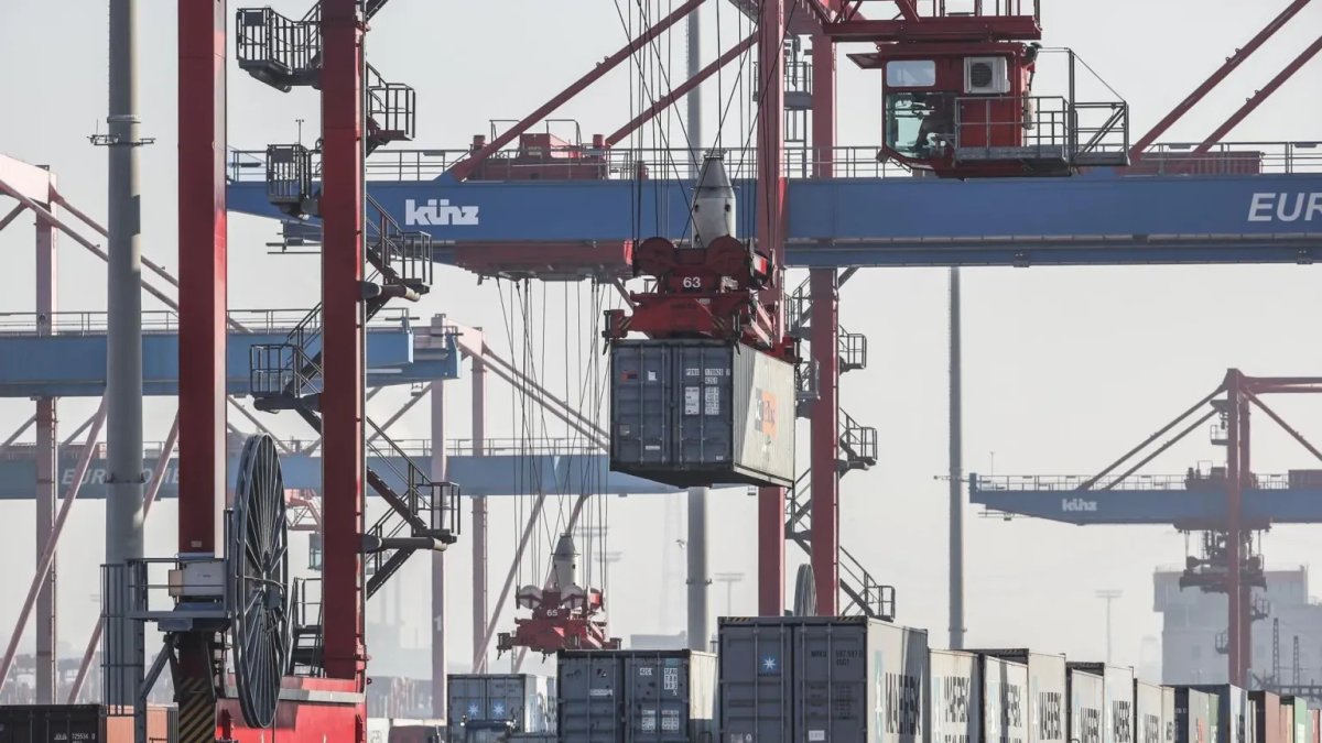 Puerto. Una grúa transporta un contenedor en un puerto de EE.UU.