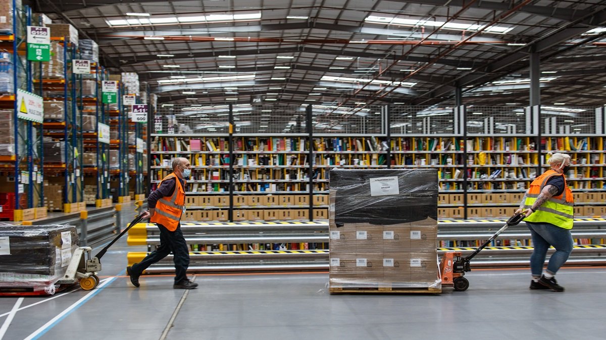 El gigante de comercio electrónico informó el mes pasado que está invirtiendo más de $ 1.000 millones para aumentar los salarios y otros gastos.