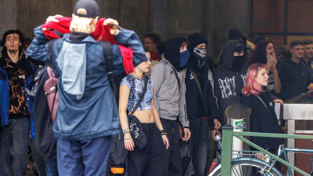 Los manifestantes se reúnen durante una protesta convocada por los sindicatos belgas contra los planes de reforma del gobierno en Bruselas, Bélgica, el 14 de octubre de 2025.