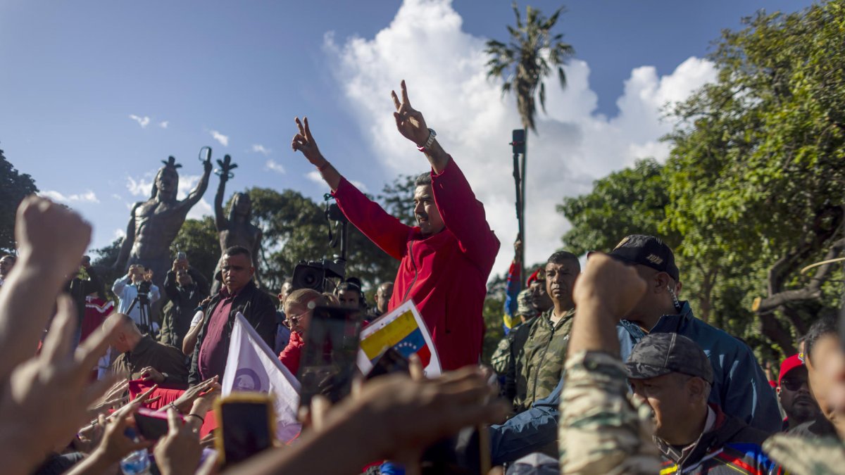 El presidente de Venezuela, Nicolás Maduro (c), participa en un acto del Día de la Resistencia Indígena el 12 de octubre de 2025, en Caracas (Venezuela).