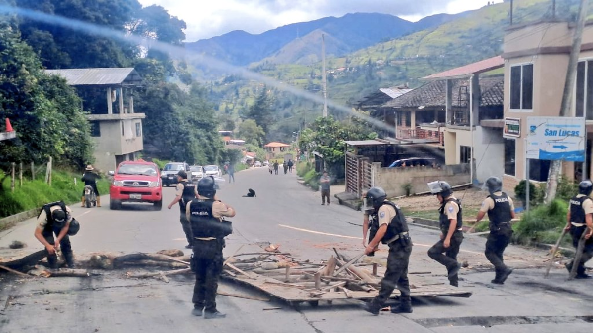 Equipos de la fuerza pública retiran piedras y escombros colocados por manifestantes en la vía Loja–Cuenca.