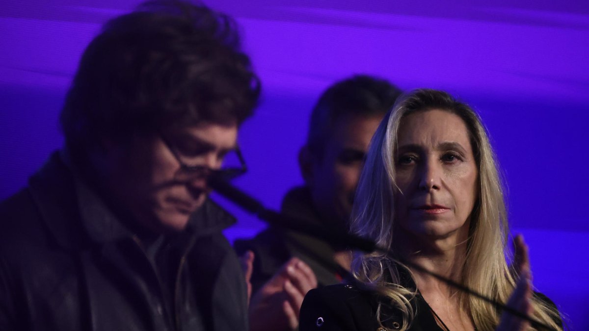 Fotografía de archivo de Karina Milei (d), hermana del presidente de Argentina, Javier Milei (i), en Buenos Aires (Argentina).