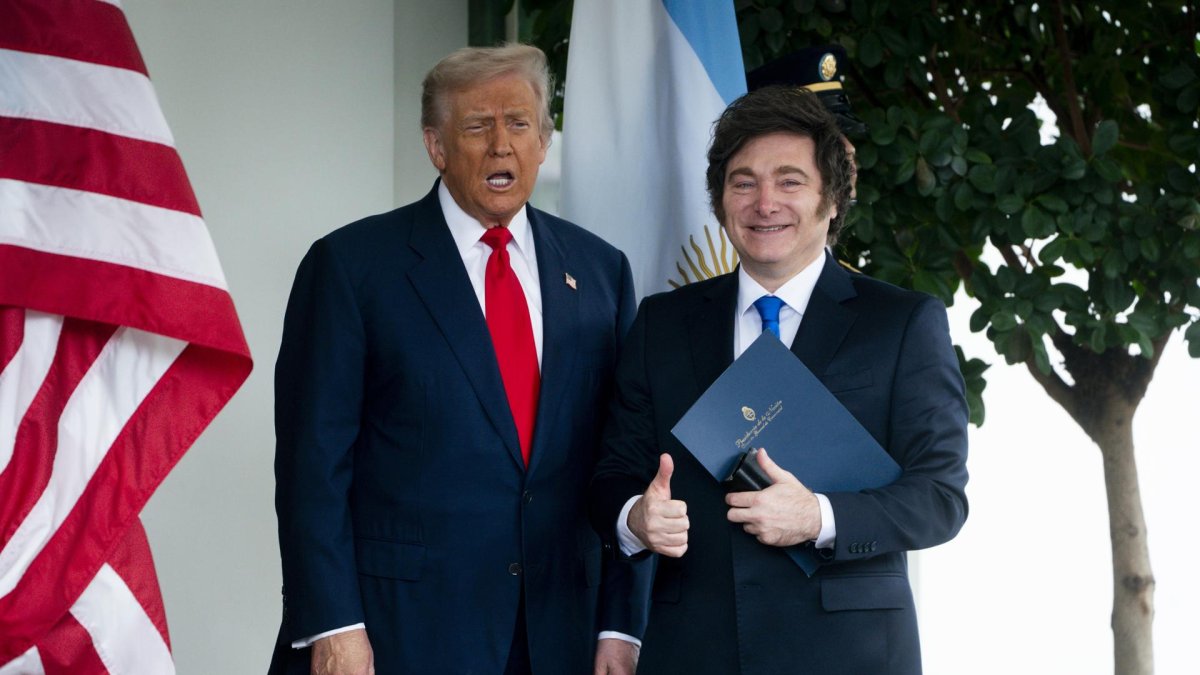 Fotografía del presidente de Estados Unidos, Donald Trump, junto a su homólogo argentino, Javier Milei, en la Casa Blanca.