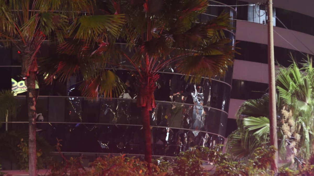 Los ventanales del edificio conocido como 'Barril del Chavo' o 'licuadora', ubicado frente al hotel Sheraton, quedaron destruidos por la onda expansiva del carro bomba.