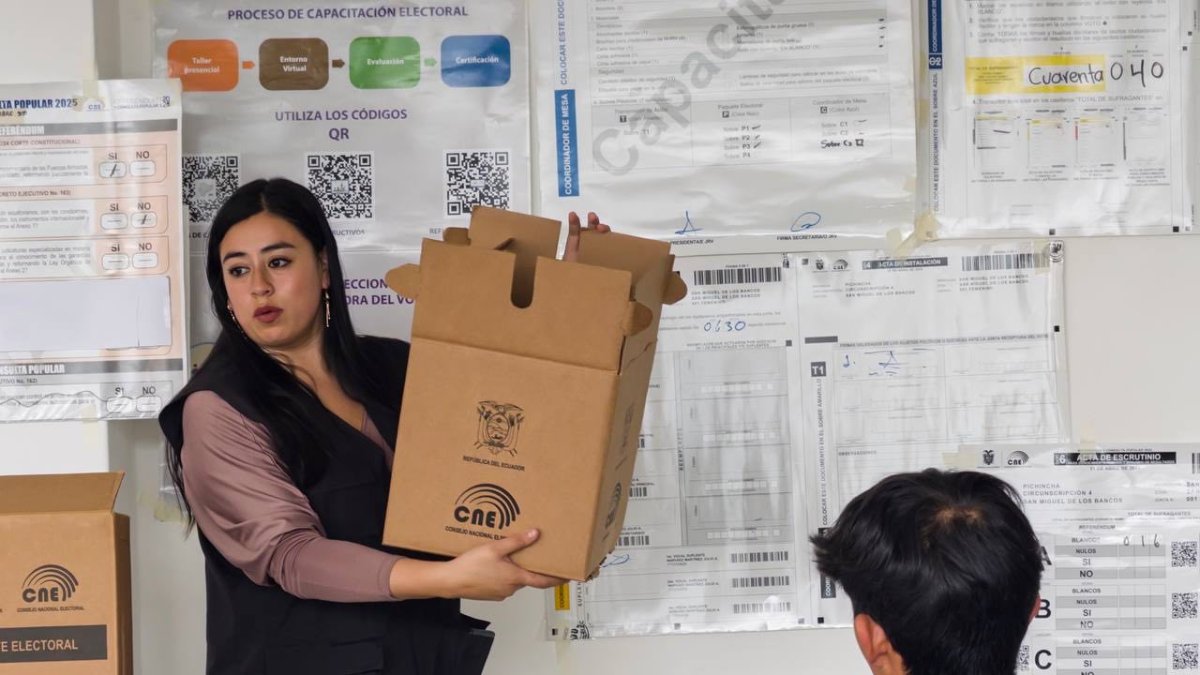 Ciudadanos capacitándose como miembros de mesa para la consulta popular Ecuador 2025.