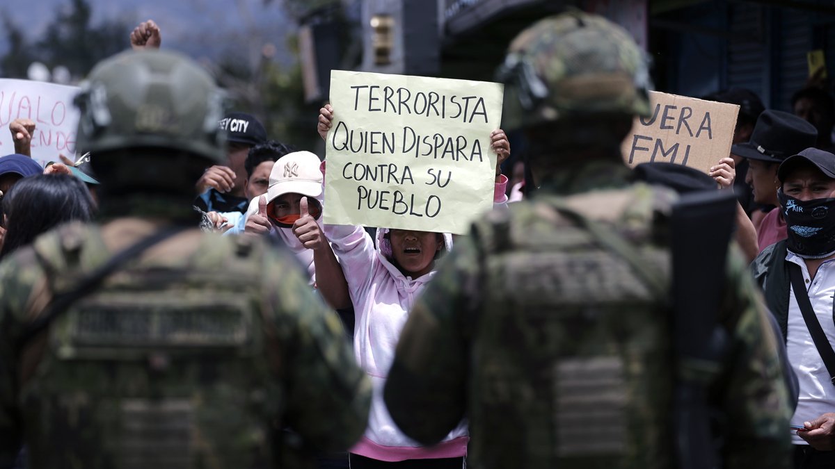 Personas se manifiestan a las afueras del Coliseo de Otavalo este 24 de septiembre de 2025, durante un evento presidencial, en Otavalo (Ecuador).