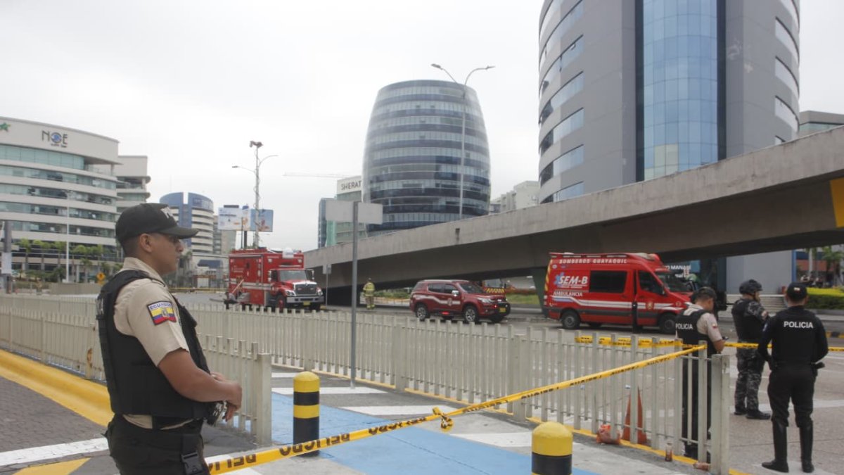 La mañana de este miércoles 15 de octubre, la avenida Joaquín Orrantia, en el norte de Guayaquil, permanece cerrada.