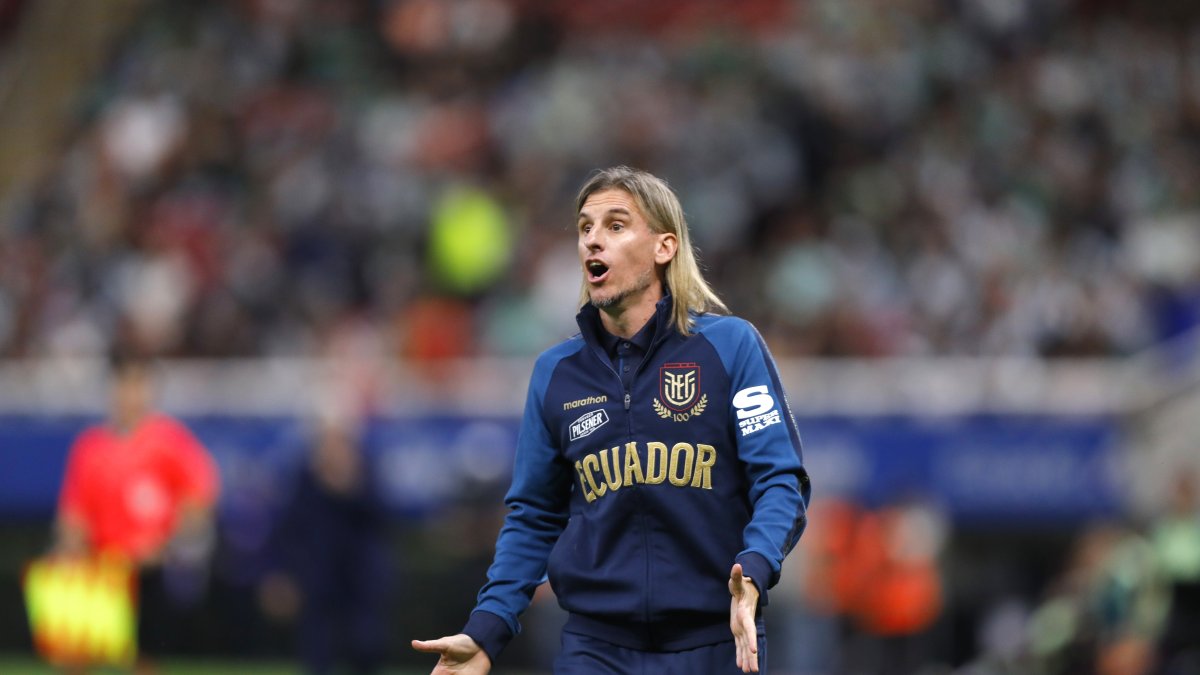 Sebastián Beccacece gesticuló desde la banca de suplentes de Ecuador.