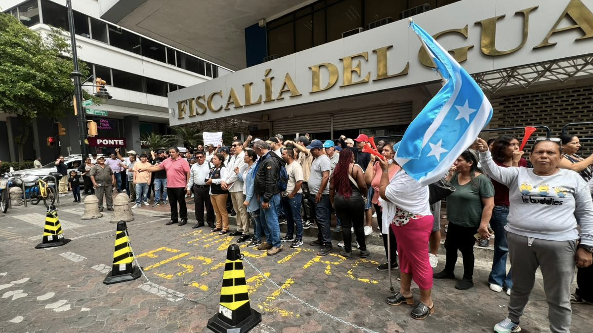 Un grupo de ciudadanos se concentraron en los exteriores de la Fiscalía del Guayas para exigir respuesta de las denuncias ciudadanas y del caso ocurrido en La Bahía.