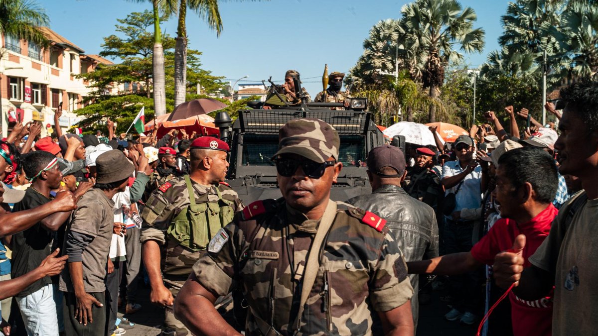 Manifestantes dan la bienvenida a miembros del ejército durante una manifestación en Antananarivo, Madagascar, el 14 de octubre de 2025.