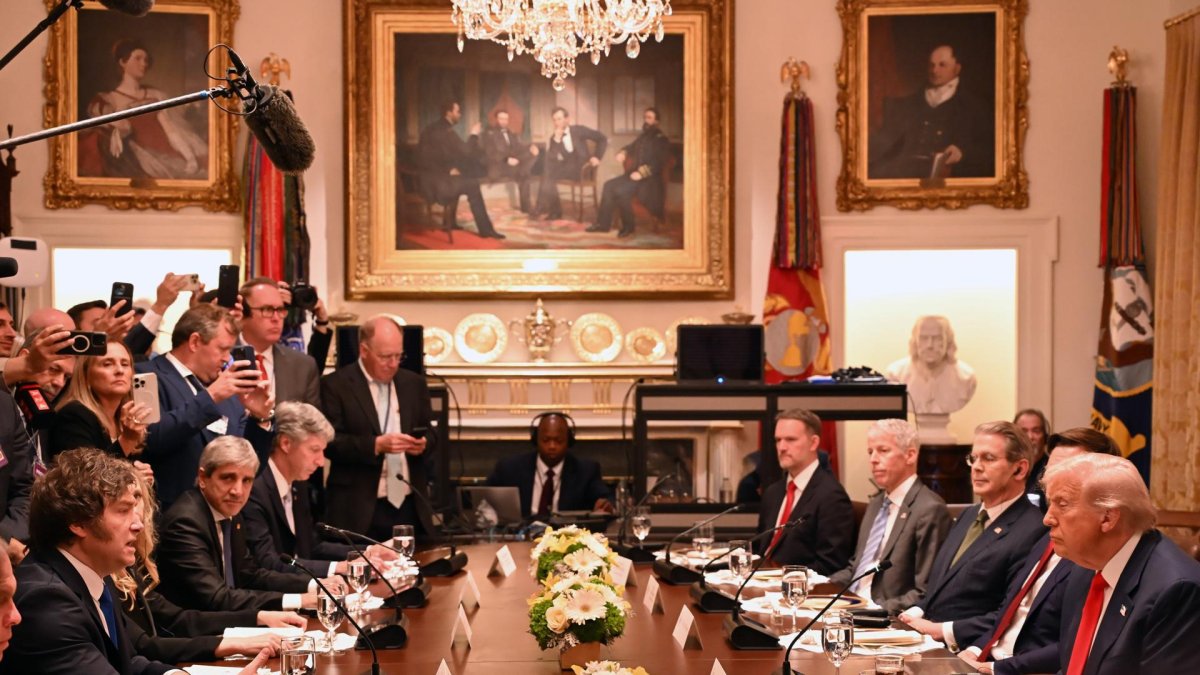 Donald Trump (d), recibe al presidente argentino, Javier Milei (i), para un almuerzo bilateral en la Sala del Gabinete de la Casa Blanca en Washington.