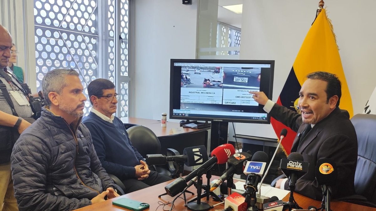 Juan González muestra video sobre vehículo vinculado a la explosión en la Bahía de Guayaquil.