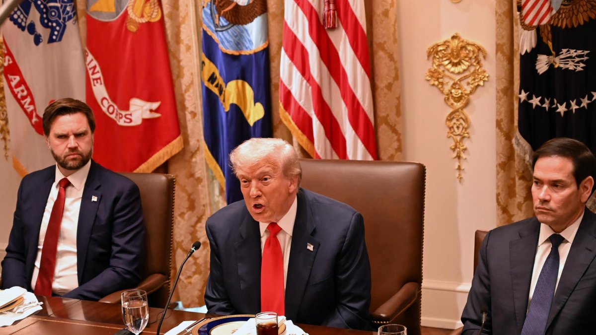 Donald Trump (c), este martes, 14 de octubre, en la Sala del Gabinete de la Casa Blanca, en Washington DC (EE.UU.).