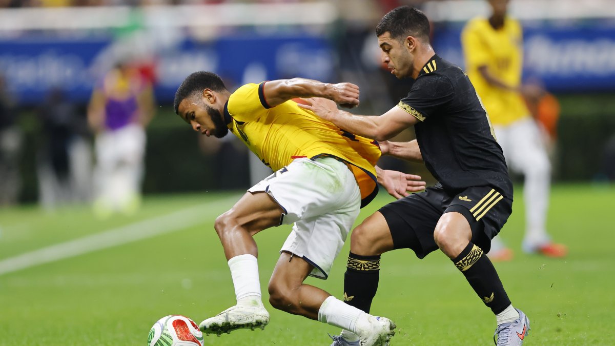 El volante mexicano Erik Lira (derecha) asfixia con su marca al mediocampista ecuatoriano Pedro Vite.