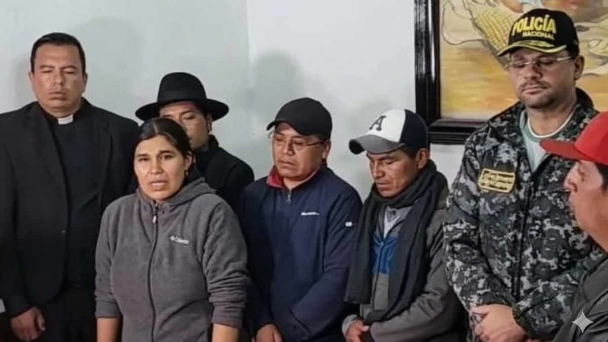 Dirigentes indígenas y autoridades del Gobierno durante la reunión en Otavalo, Imbabura, donde se acordó levantar temporalmente el paro y abrir mesas de diálogo para atender las demandas de las comunidades.