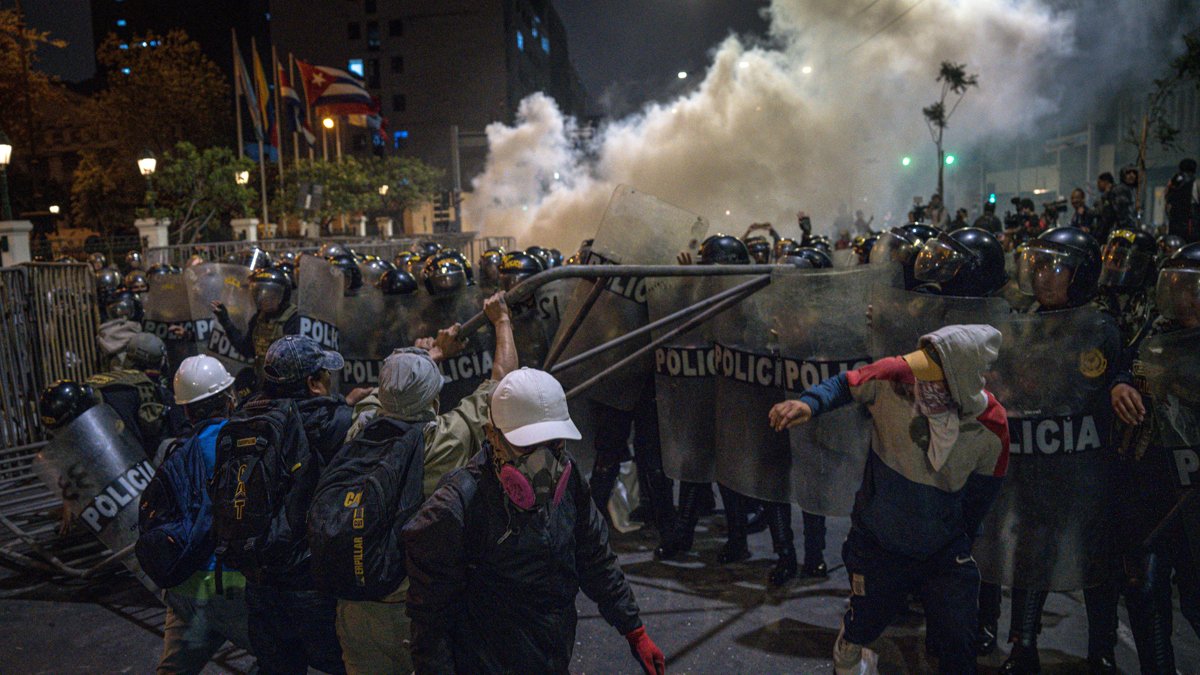 Manifestantes se enfrentan con integrantes de la Policía de Perú durante una protesta este miércoles, en Lima (Perú).