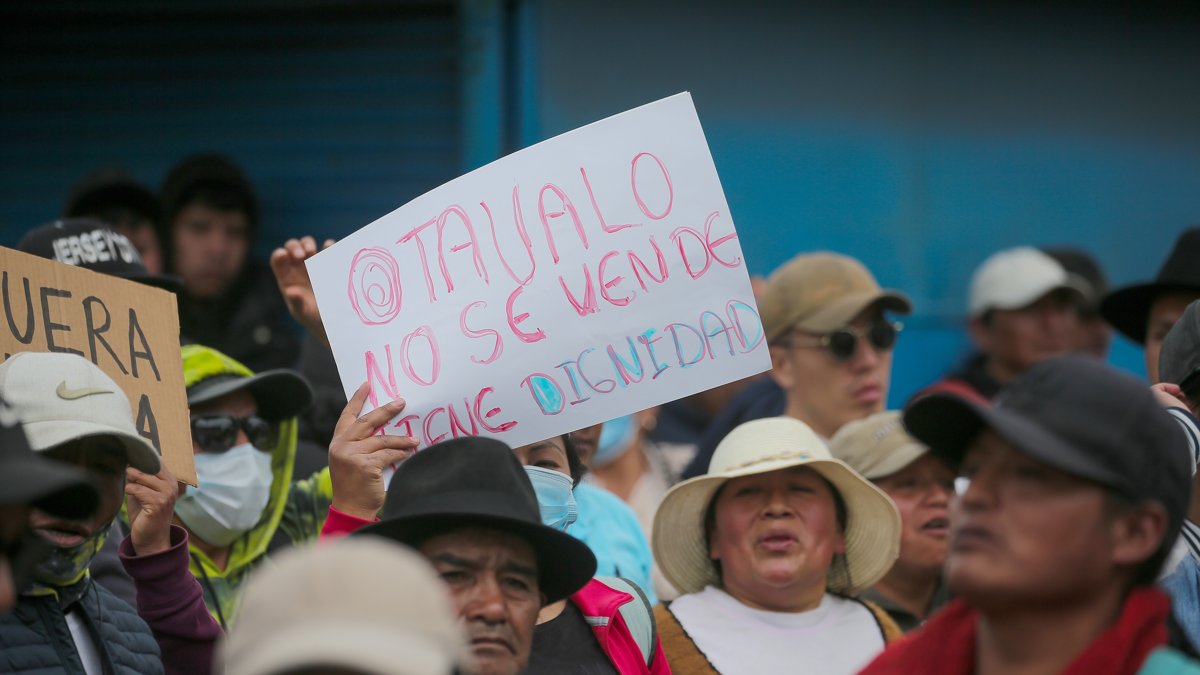 Manifestantes en Otavalo increparon a la alcaldesa Anabel Hermosa tras el anuncio del acuerdo con el Gobierno.