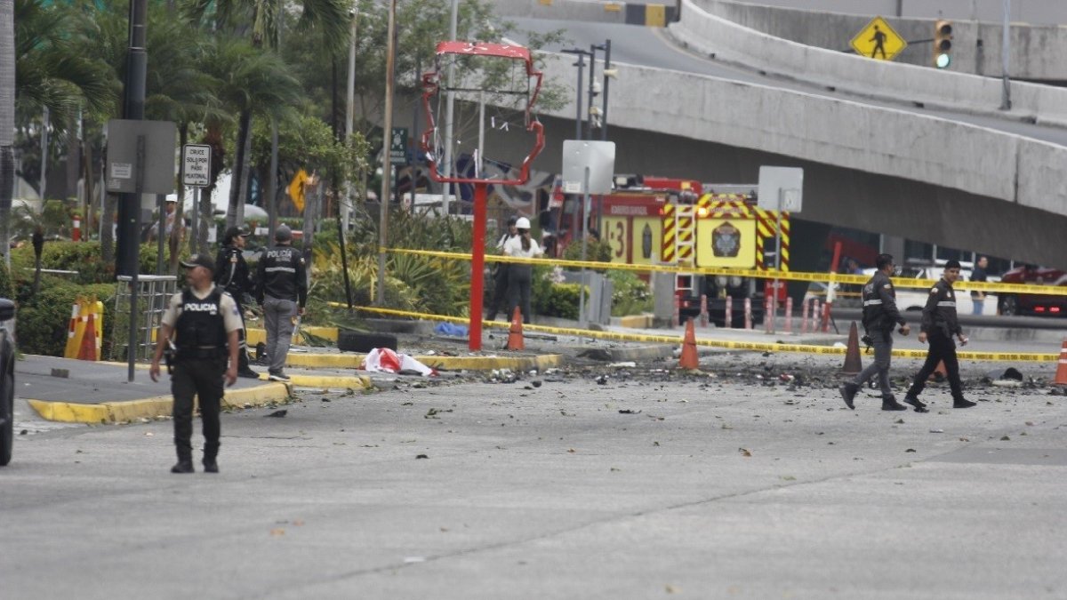 Atentado. La destrucción que causó la explosión frente al Mall del Sol se expandió a locales y edificios.