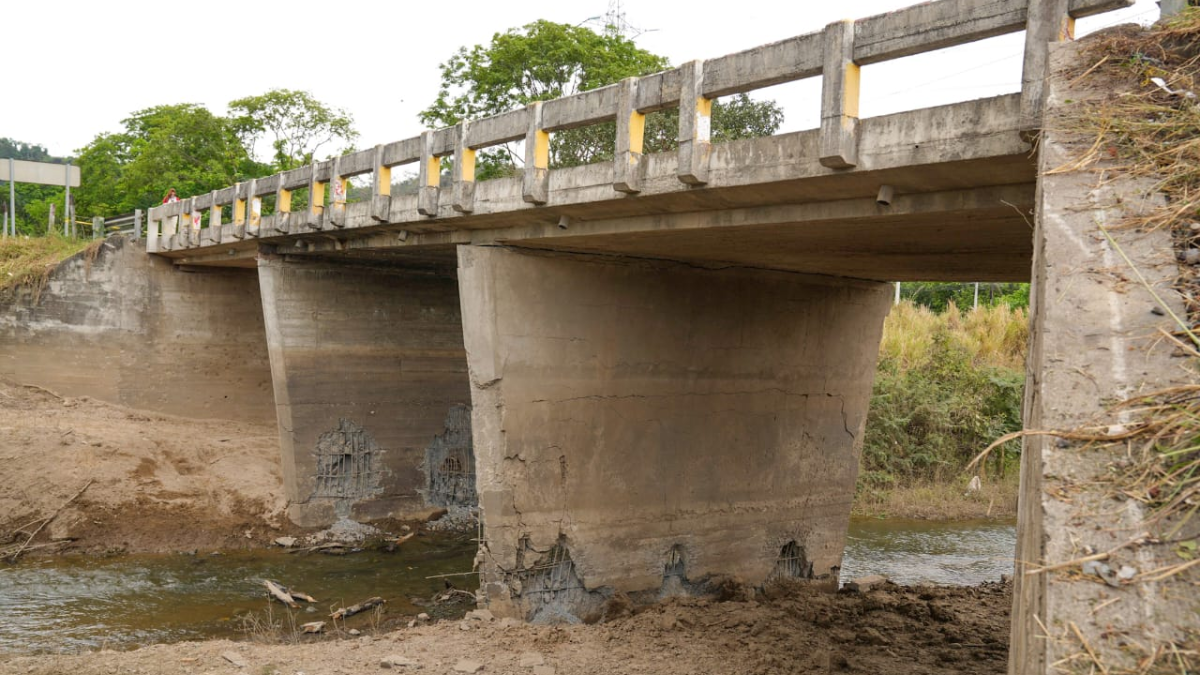 Un atentado con explosivos en el puente de Churute obligó al cierre de la vía hacia Naranjal.