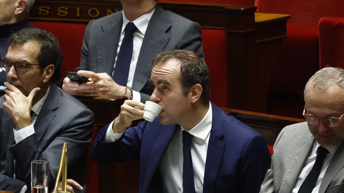 El primer ministro francés, Sébastien Lecornu, escucha los discursos previos a una moción de censura en París, Francia, el 16 de octubre de 2025.