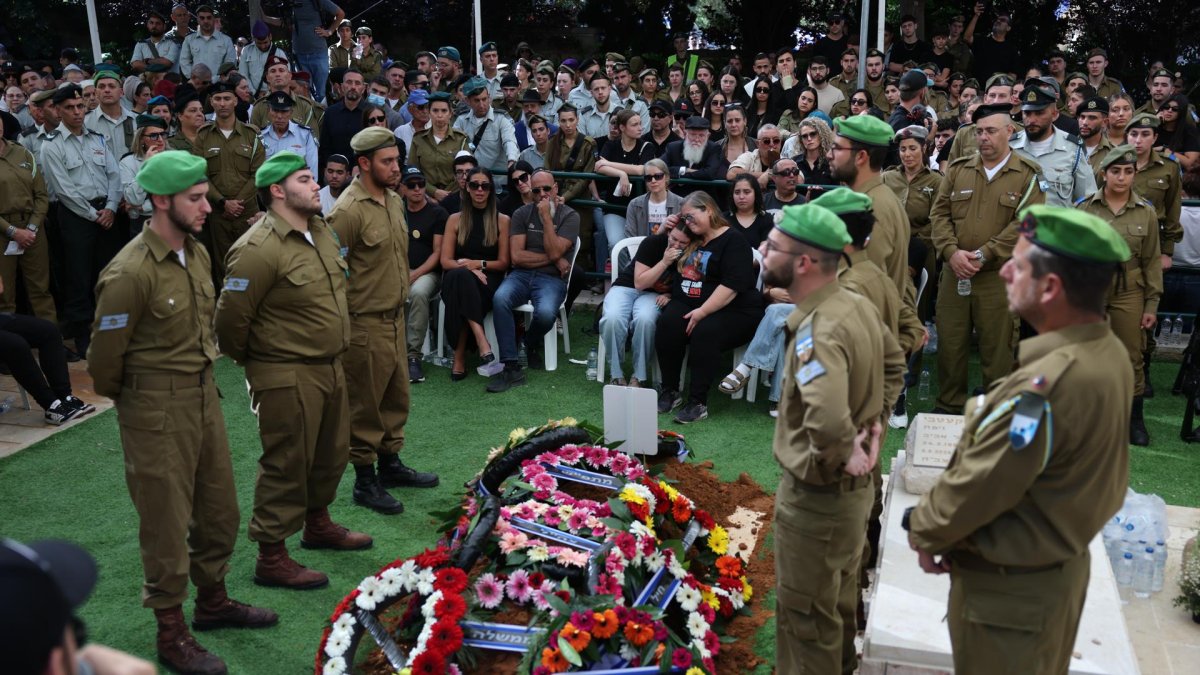 Familiares lloran en la tumba del difunto soldado y rehén israelí Tamir Nimrodi durante su funeral en Kfar Saba, Israel, el 16 de octubre de 2025.