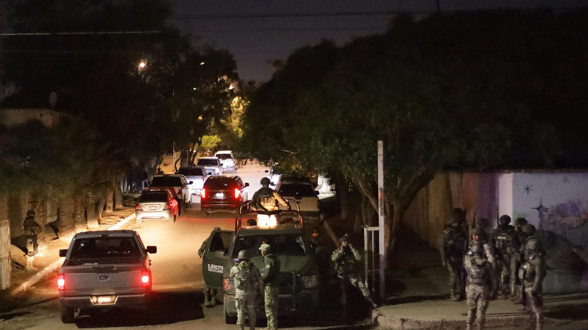 Integrantes del ejército mexicano vigilan la zona donde se registró un ataque con explosivos el 15 de octubre de 2025, en Tijuana (México).