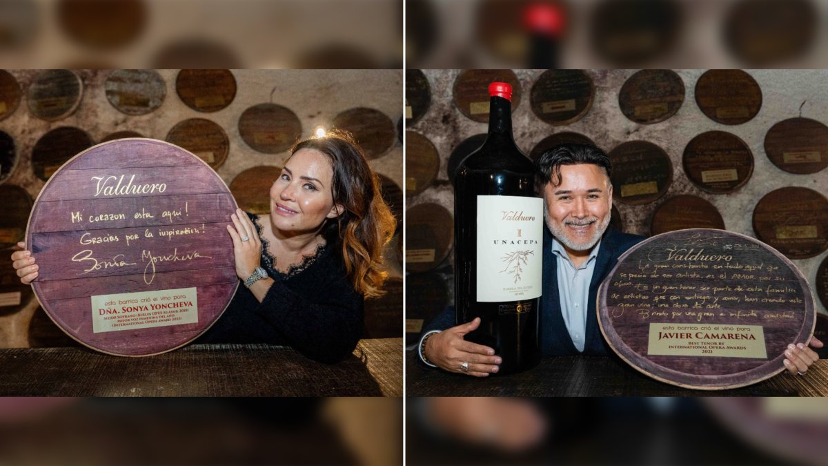 Sonya Yoncheva y Javier Camarena posan en la cueva de la Membresia la Tenada.