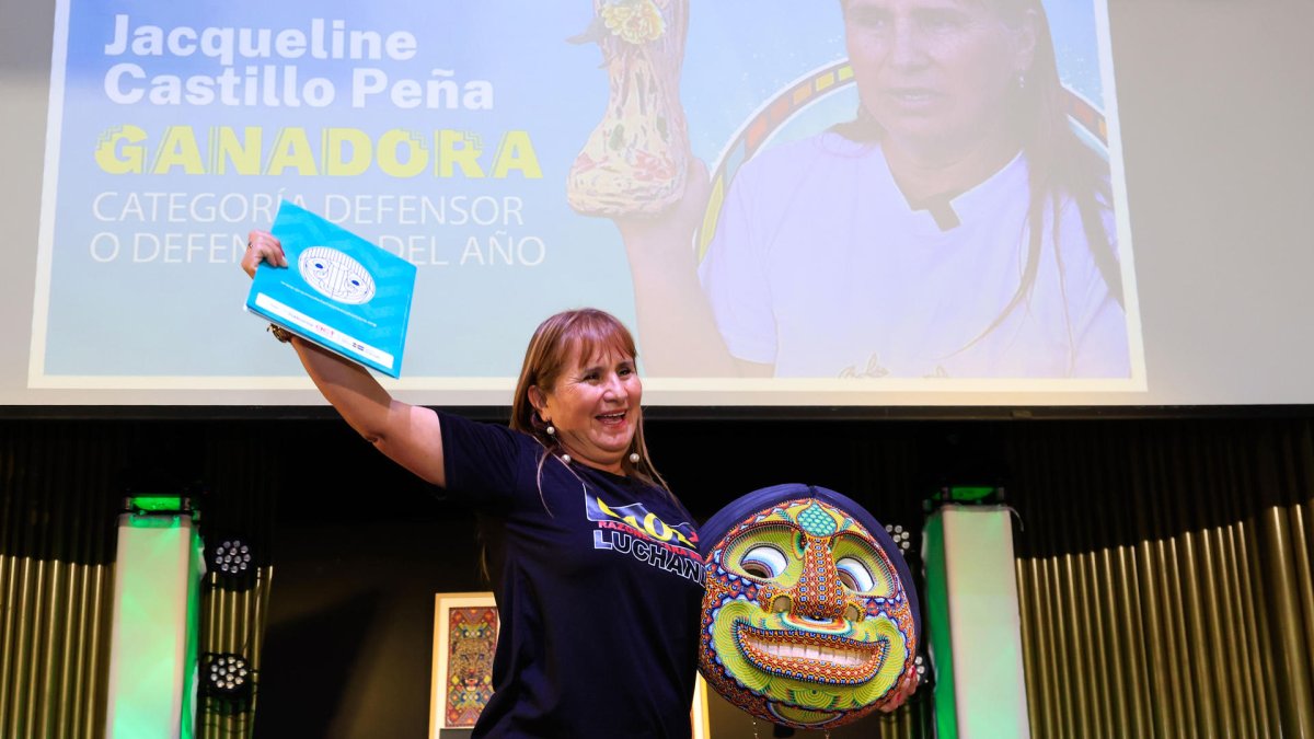 La lideresa, Jacqueline Castillo, celebrando al recibir el reconocimiento como defensora del año en Bogotá (Colombia).