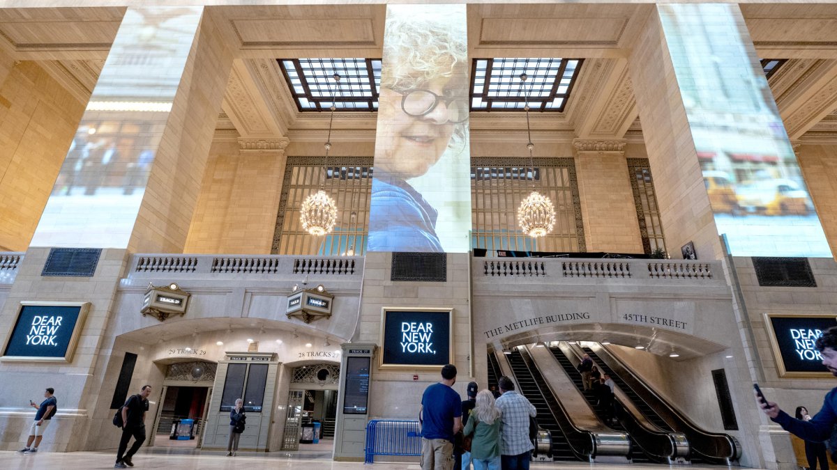 Personas asisten a la exposición 'Dear New York' impulsada por Brandon Stanton, este 7 de octubre de 2025 en la estación Grand Central de Nueva York (Estados Unidos).