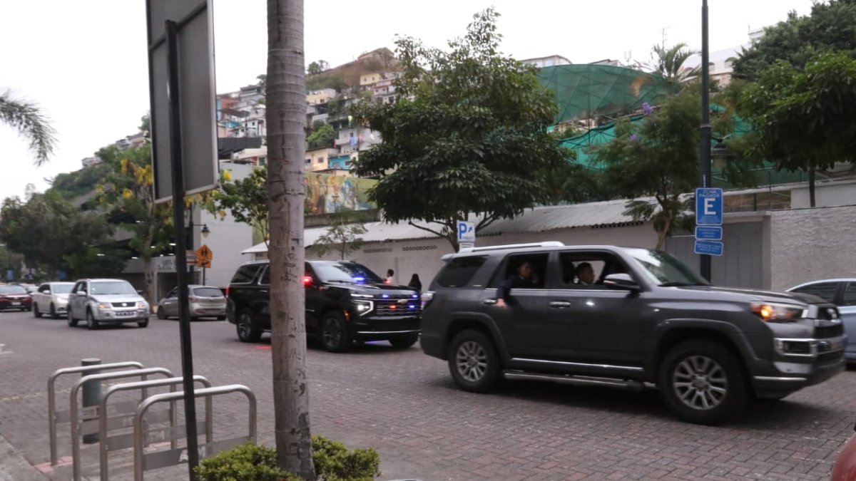 Policías se encargaron de desviar el tránsito durante la visita.