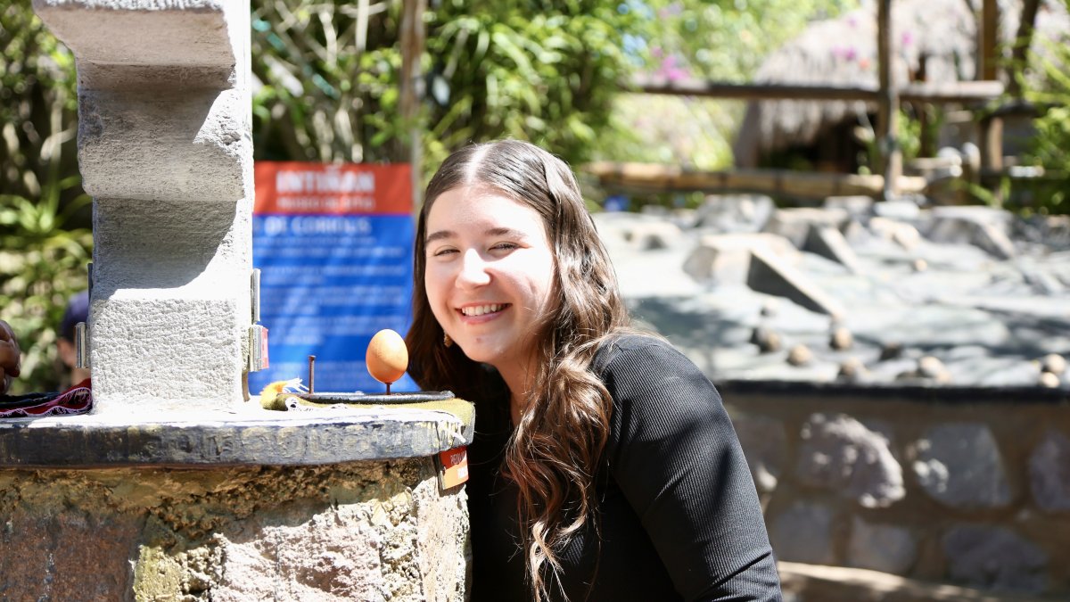 Uno de los mayores atractivos del Museo Intiñán es la experiencia de equilibrar un huevo o mantener el equilibrio sobre un clavo, en el punto donde se cruza la línea equinoccial.
