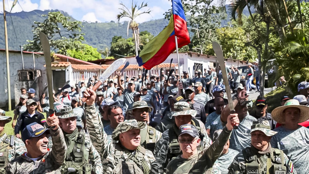 El ministro de Interior, Diosdado Cabello (c), durante un acto de juramentación en La Guaira (Venezuela).