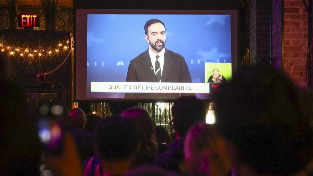 La gente observa al candidato demócrata a la Alcaldía de la ciudad de Nueva York, Zohran Mamdani, durante el debate en Nueva York, EE.UU., el 16 de octubre de 2025.