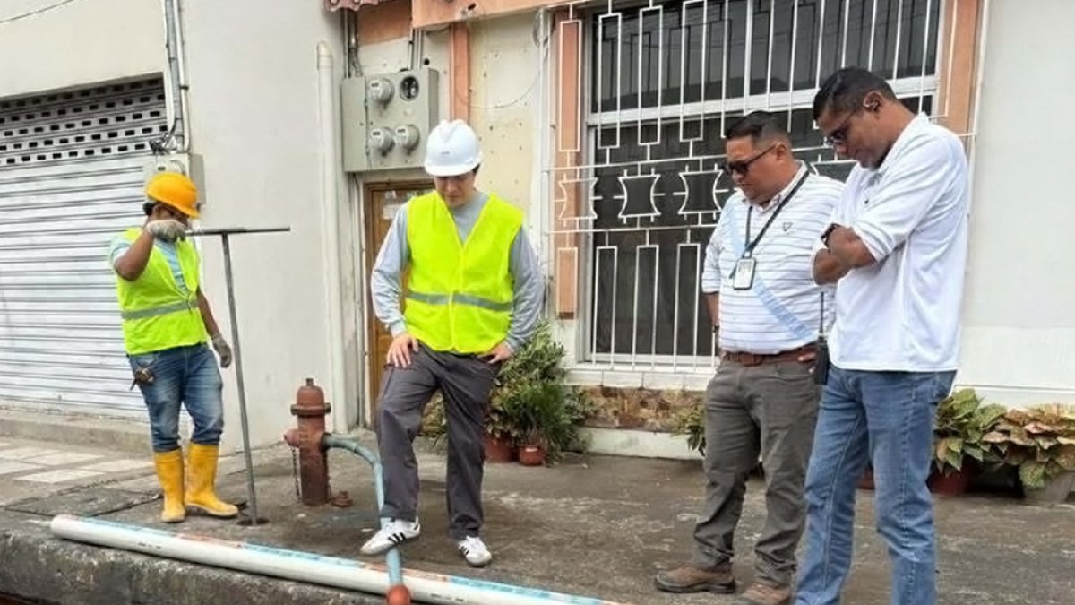 Técnicos realizaron los trabajos de limpieza de la tubería madre.