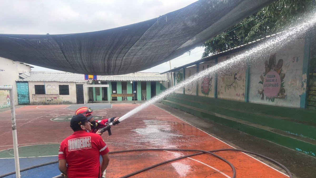 Personal del Cuerpo de Bomberos de Balzar limpió la escuela donde se reportaron los casos de intoxicación.
