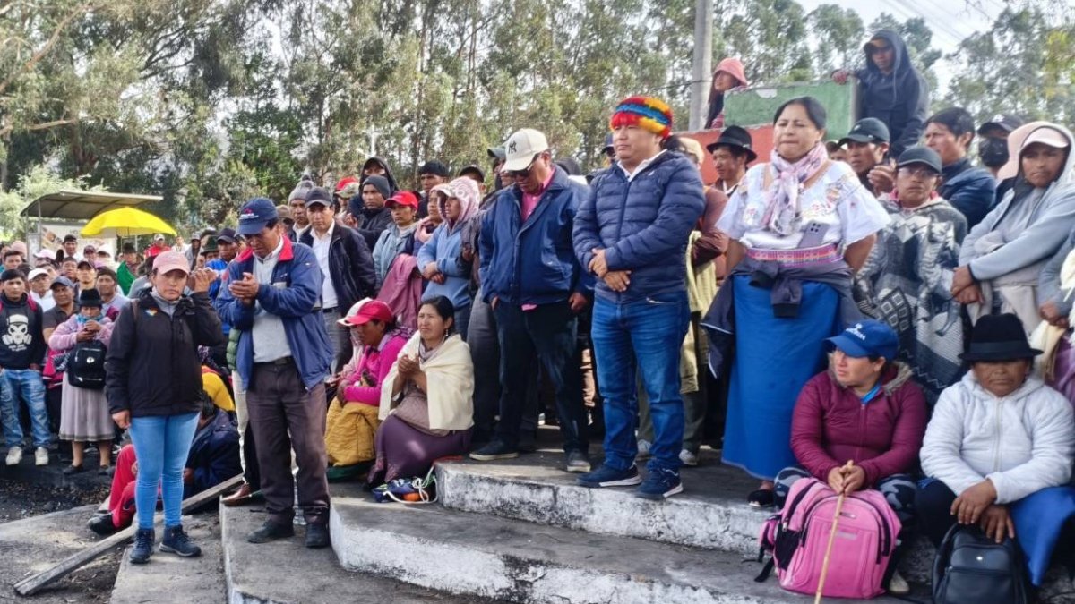 Marlon Vargas, presidente, y Ercilia Castañeda, vicepresidenta de la Conaie, recorrieron la zona norte del país junto a Denisse de la Cruz, presidenta del Pueblo Kayambi, el pasado 1 de octubre.