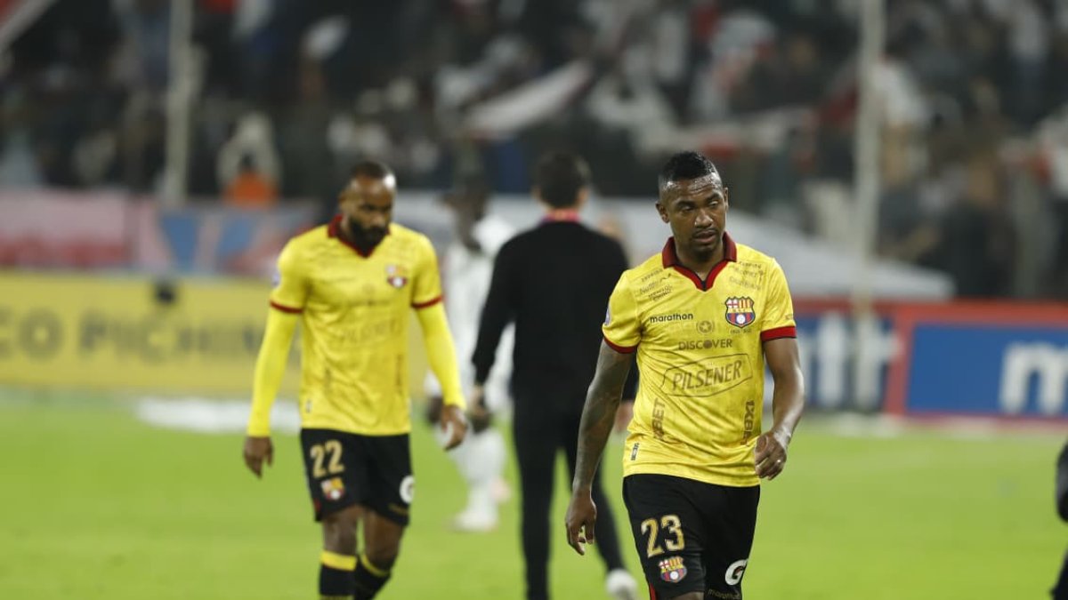 Jugadores de Barcelona salen con caras largas después de la goleada recibida en Casa Blanca.