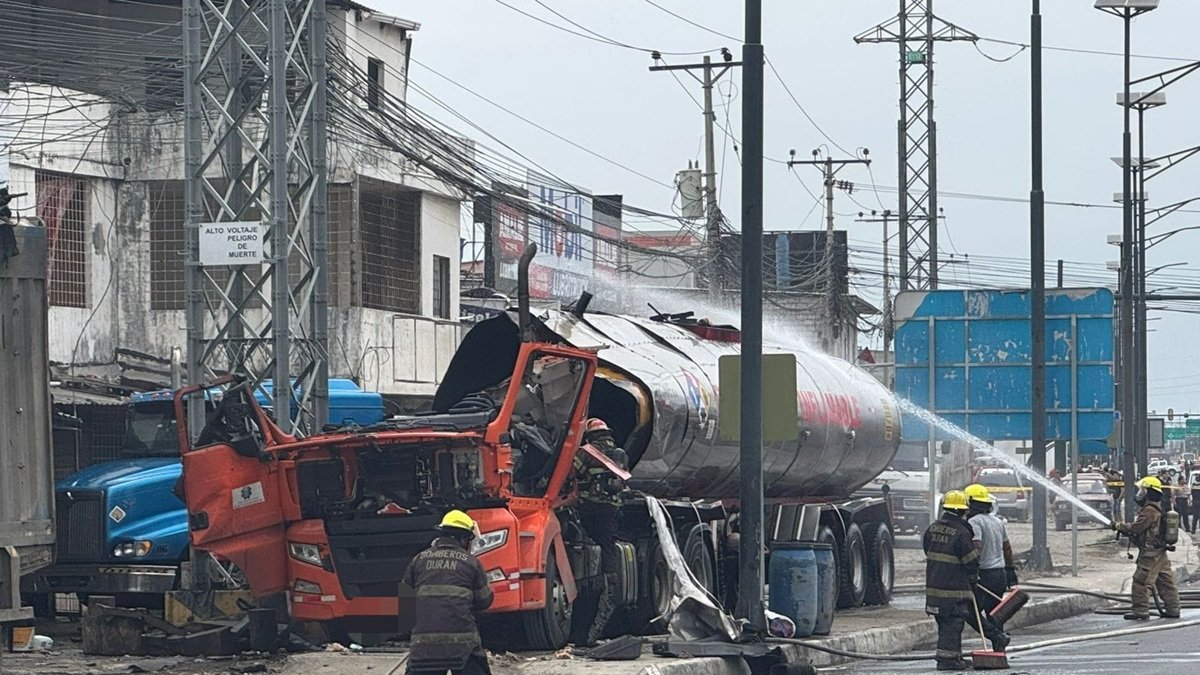 Personal bomberil de Durán apagó las llamas del tanquero, la mañana de este sábado 18 de octubre.