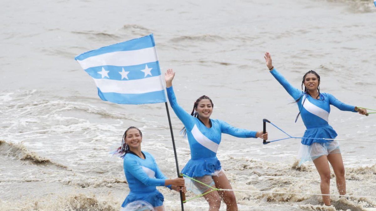 Este sábado 18 de octubre se observó practicar esquí sobre el agua con la bandera de Guayaquil.