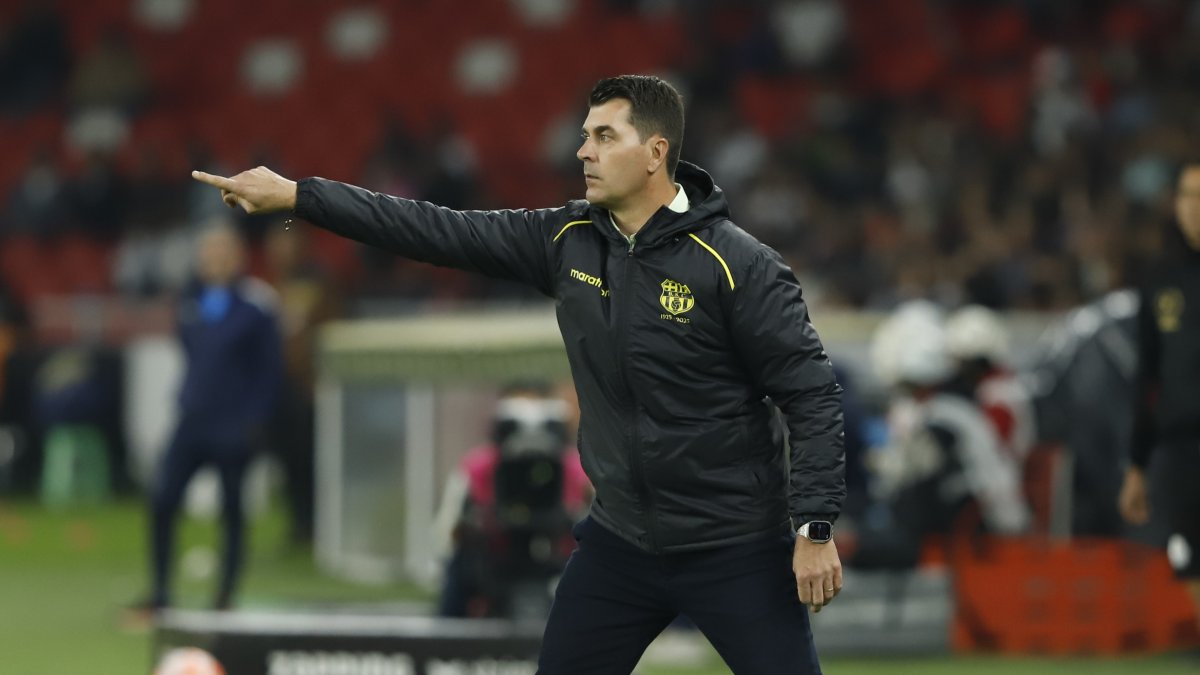 Ismael Rescalvo gesticula desde el banquillo de suplentes en el estadio Rodrigo Paz Delgado, durante el partido que Barcelona SC perdió 3-0 ante Liga de Quito.