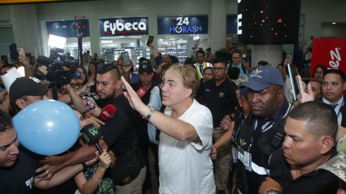 Cristian Castro a su llegada al aeropuerto de Guayaquil.