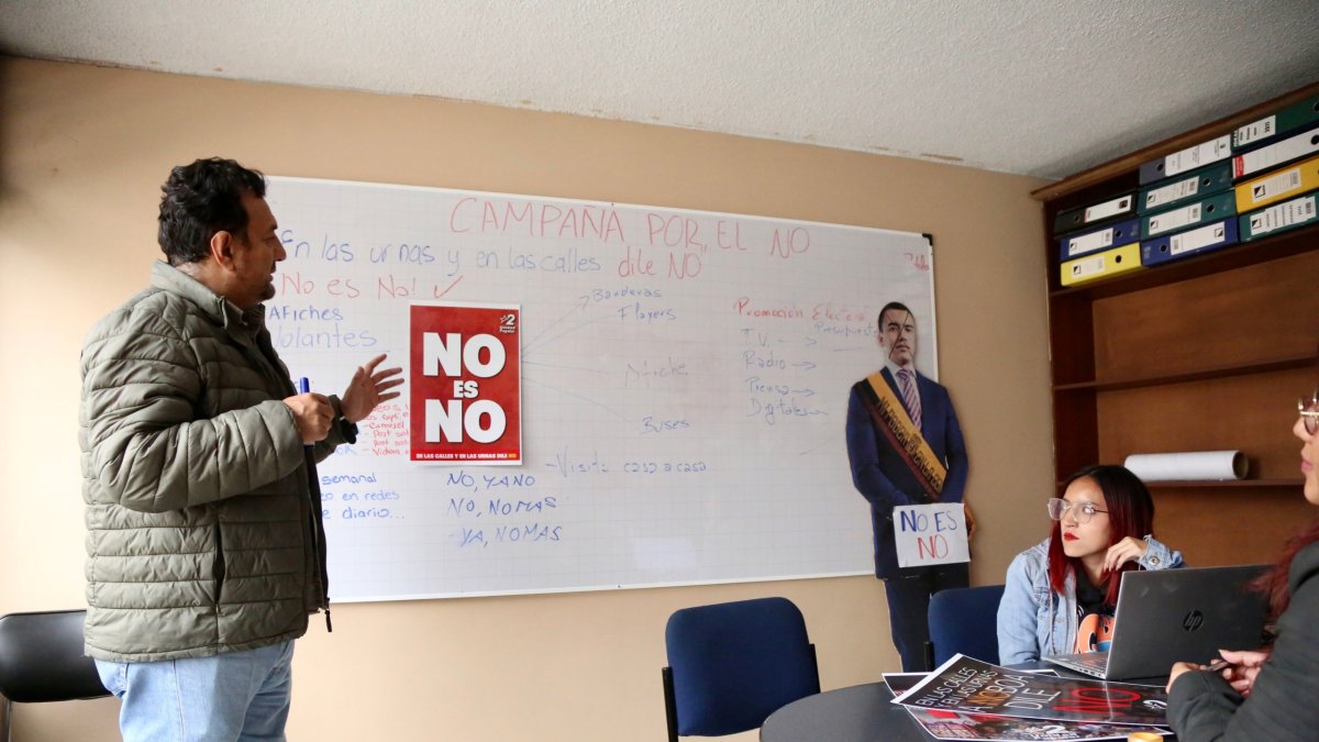 Planificación. En la central de Unidad Popular, sus militantes se unen a elaborar los contenidos que difundirán y las frases que usarán en la campaña electoral.