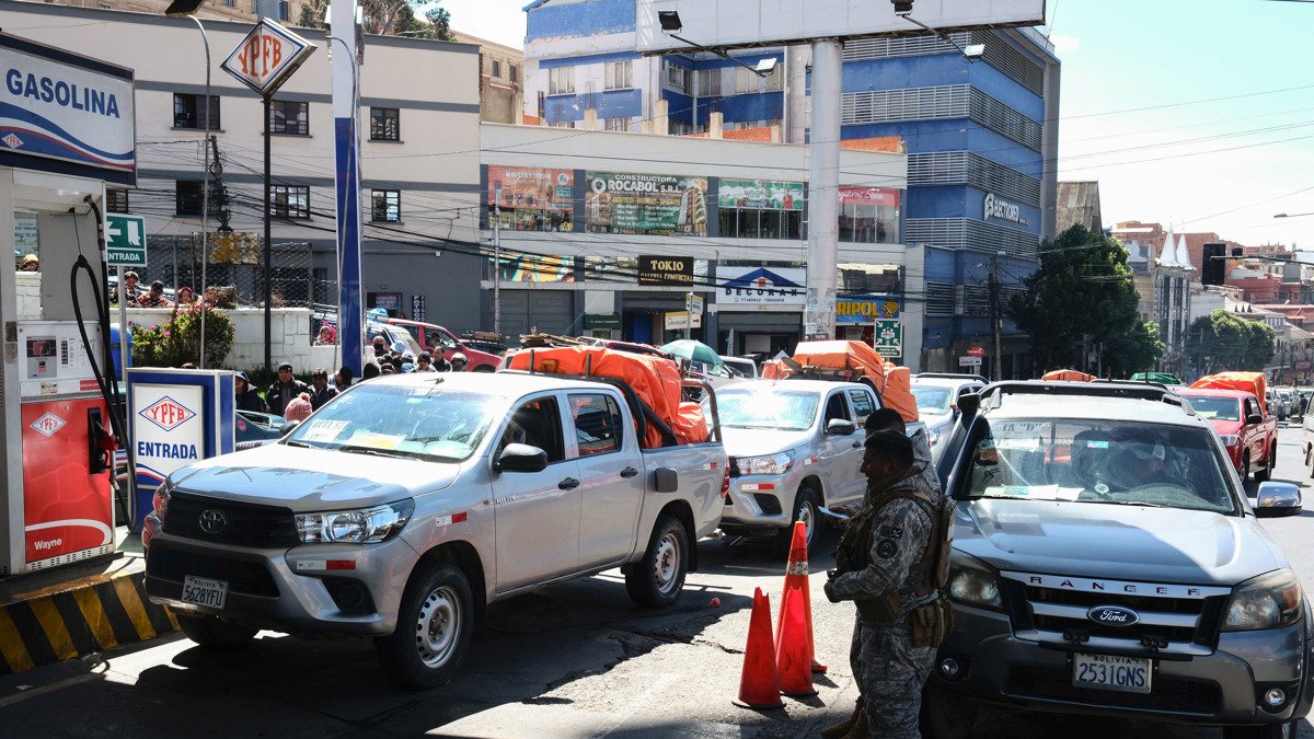 Fotografía de vehículos en una estación de servicio este jueves, en La Paz, Bolivia.