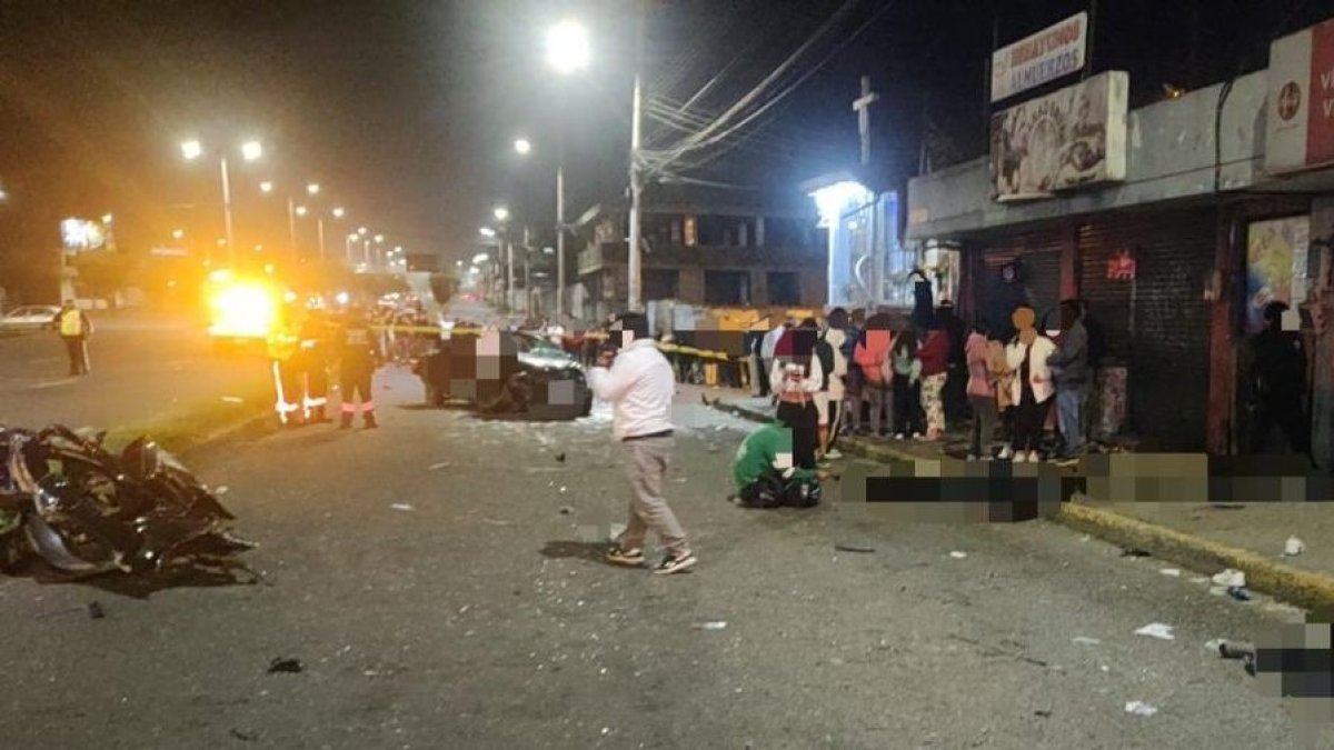 El vehículo se impactó contra un poste en la Panamericana Norte, en Quito.
