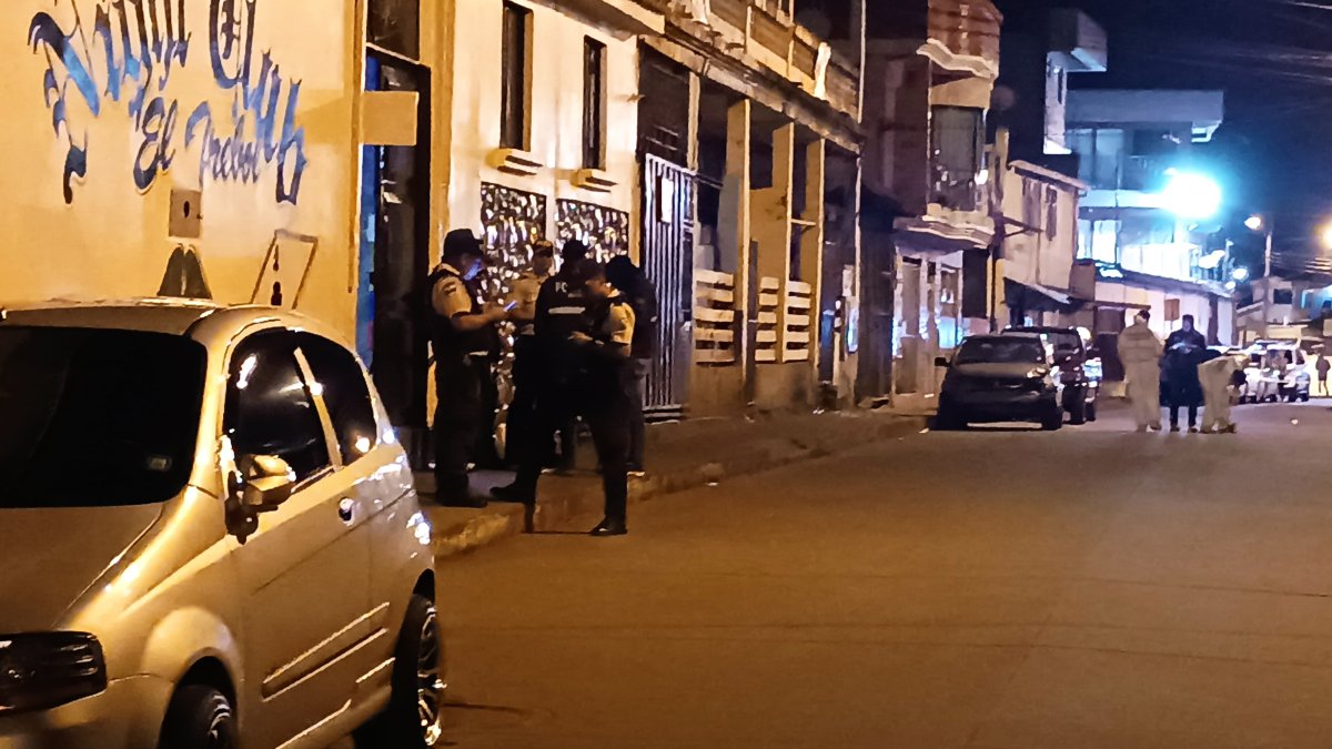 Un hombre que cuidaba carros en la zona de tolerancia de Cuenca es la víctima colateral de un ataque armado.