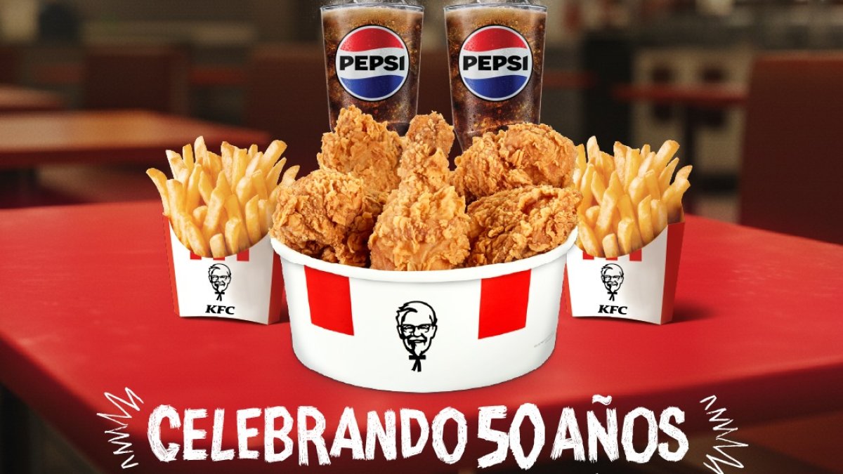 Una familia ecuatoriana comparte un momento alrededor de un festín de KFC